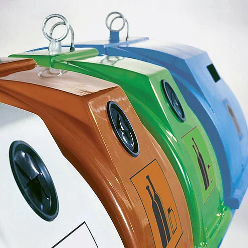 Vier verschiedenfarbige Wertstoffcontainer in einer Reihe