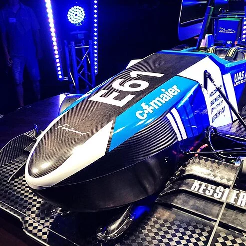 Ein Formula-Student Rennwagen mit C.F. Maier-Logo