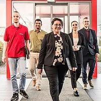 Ein Teil des C.F. Maier-Teams vor dem Firmenhauptsitz